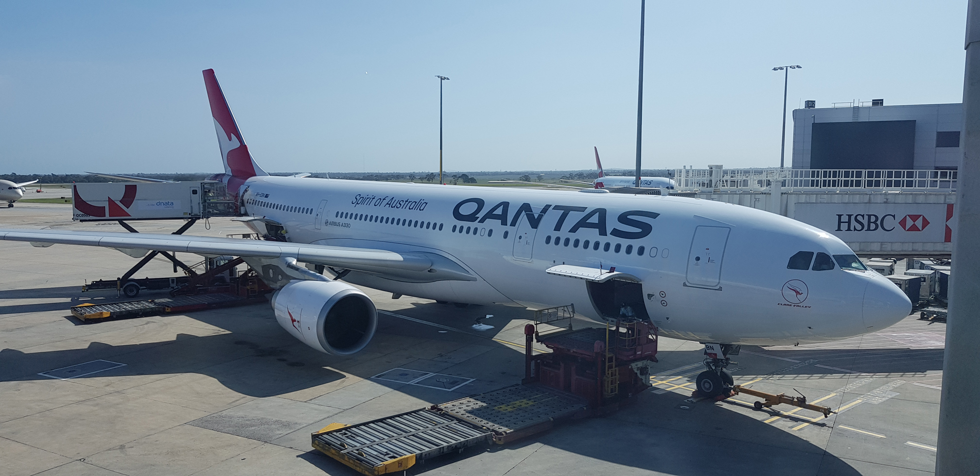 Qantas Asks Management To Volunteer As Baggage Handlers - Plane Better